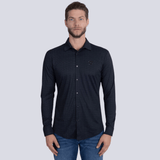 Camisa negra de manga larga con patrón geométrico sutil, vista frontal.