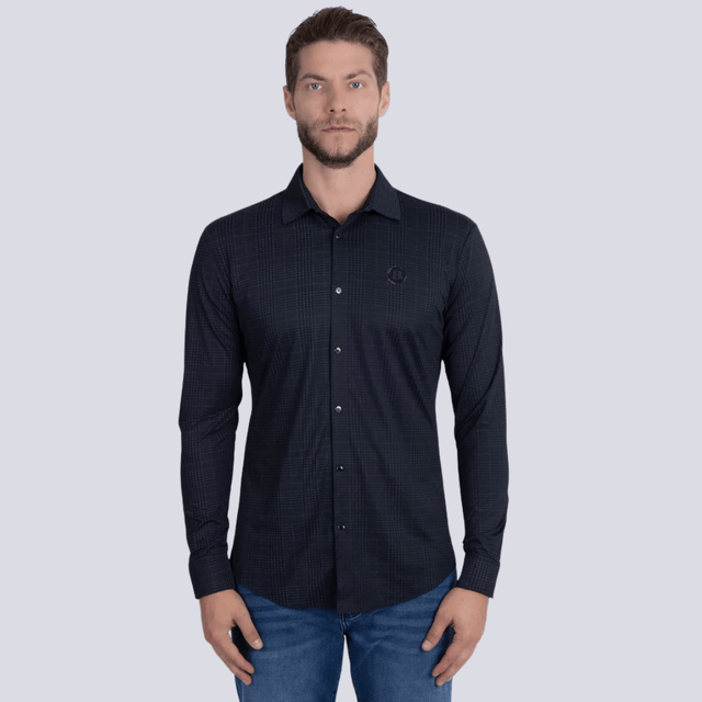 Camisa negra de manga larga con patrón geométrico sutil, vista frontal.