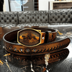 Cinturón mostrando la hebilla grabada y el detalle artesanal del cuero.