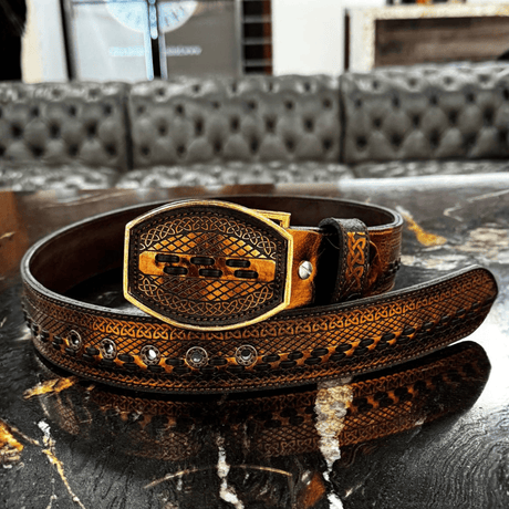 Cinturón mostrando la hebilla grabada y el detalle artesanal del cuero.