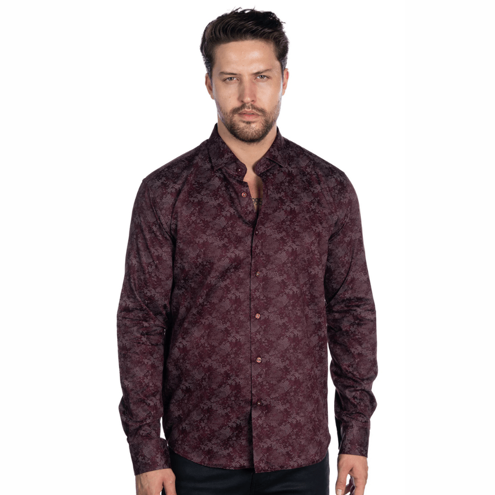 Hombre usando camisa burdeos de manga larga con textura elegante.