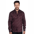 Hombre usando camisa burdeos de manga larga con textura elegante.