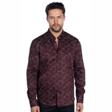 Hombre usando camisa burdeos de manga larga con textura elegante.