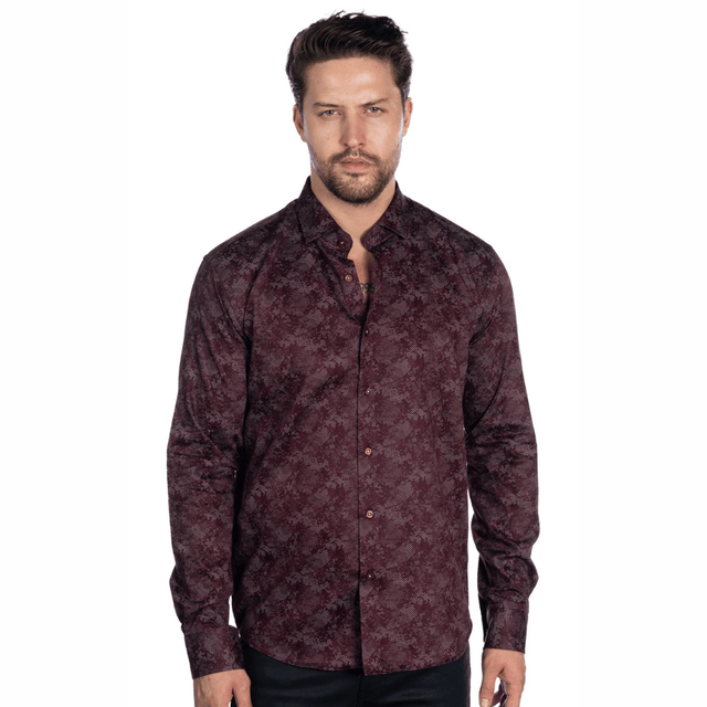 Hombre usando camisa burdeos de manga larga con textura elegante.