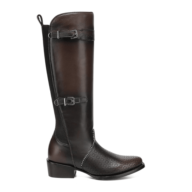 Bota ecuestre marrón vista lateral completa.