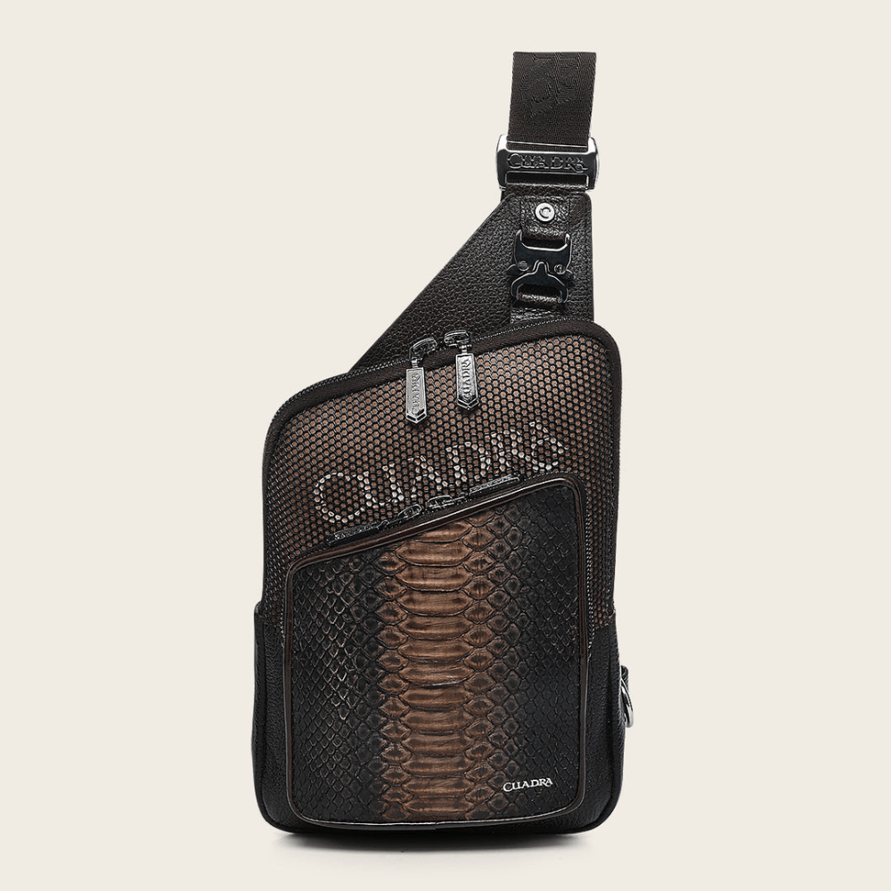 Bolso bandolera de piel de pitón marrón, con diseño geométrico.