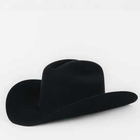 Sombrero negro visto de lado.