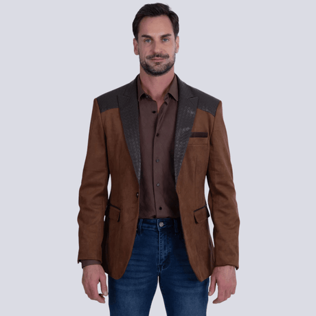 Blazer café con contraste oscuro en solapas y bolsillos.