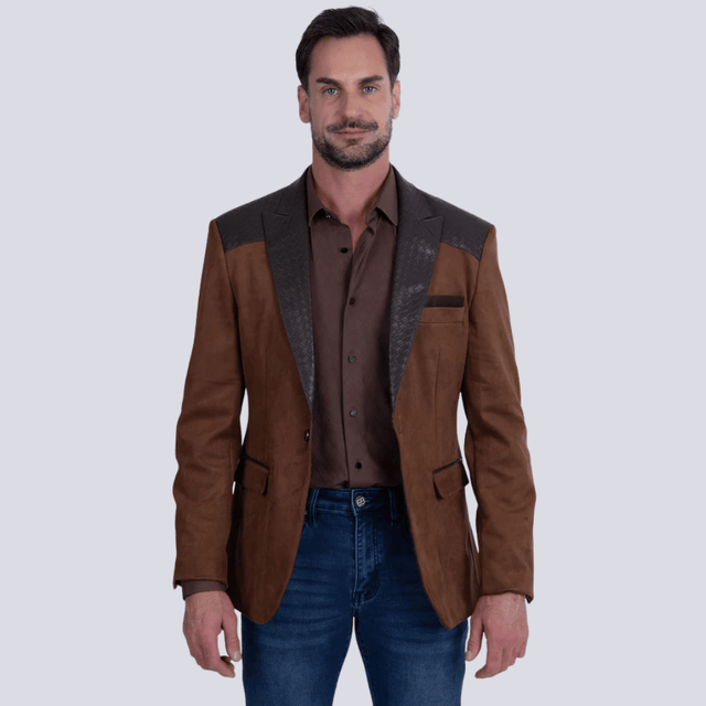 Blazer café con contraste oscuro en solapas y bolsillos.