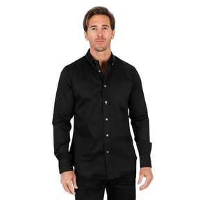 Vista frontal de camisa negra satinada con botones y corte limpio.