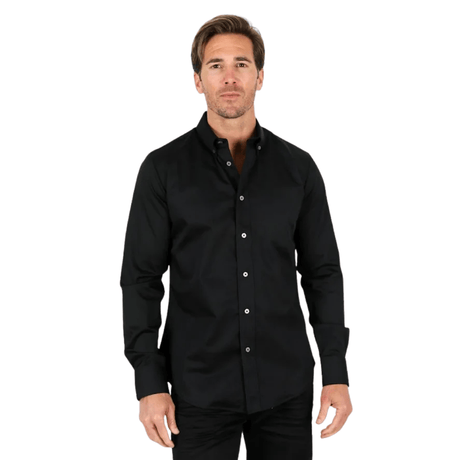 Vista frontal de camisa negra satinada con botones y corte limpio.