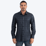 Modelo de frente mostrando la camisa negra con patrón geométrico.