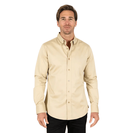 Vista frontal de camisa beige satinada con botones y corte limpio.