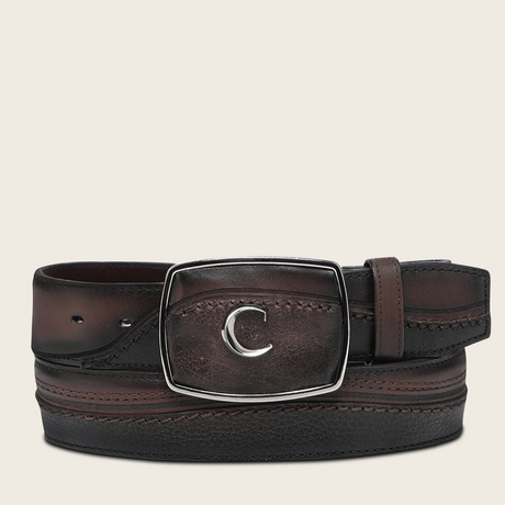 Cinturón de piel enrollado, con hebilla metálica rectangular y el logotipo.