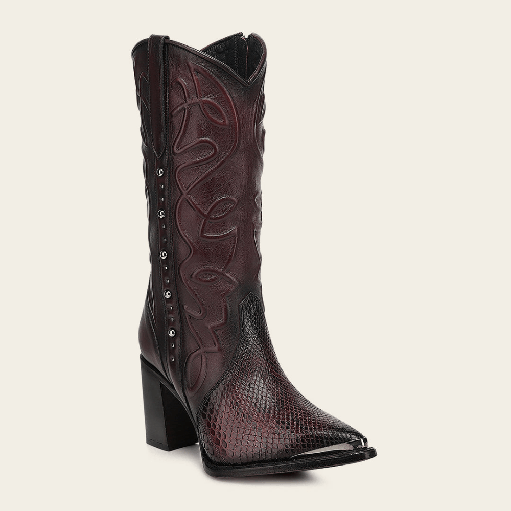 Bota alta en piel genuina de pitón y bovino con diseño grabado.