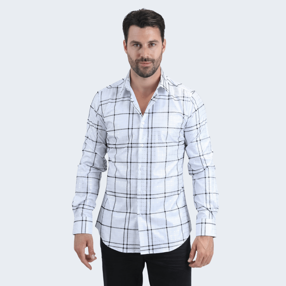 Camisa blanca de manga larga con diseño de cuadros negros.