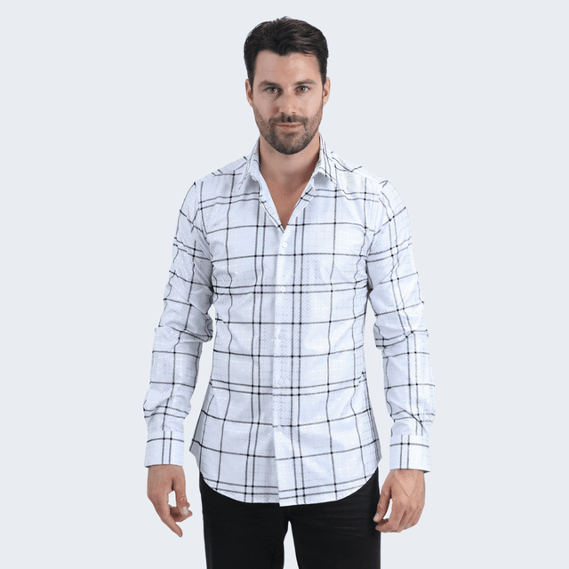 Camisa blanca de manga larga con diseño de cuadros negros.