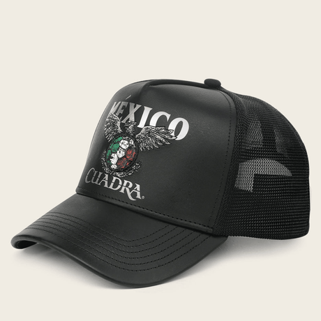 Gorra negra tipo trucker con frente de piel y bordado “México Cuadra”.
