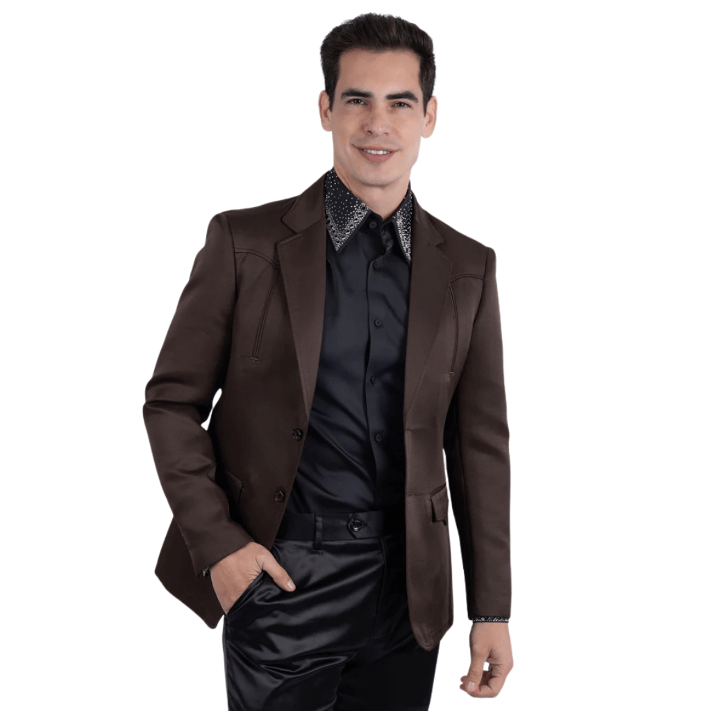 Blazer color café con camisa negra y pantalón negro, vista frontal.