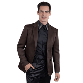 Blazer color café con camisa negra y pantalón negro, vista frontal.