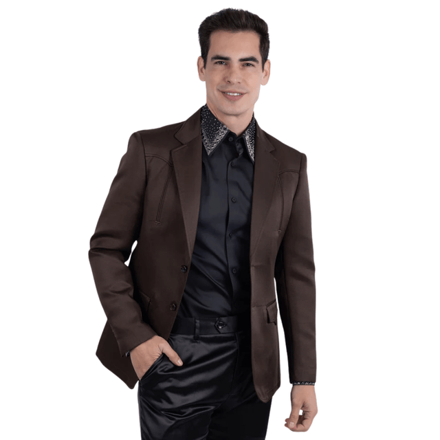 Blazer color café con camisa negra y pantalón negro, vista frontal.