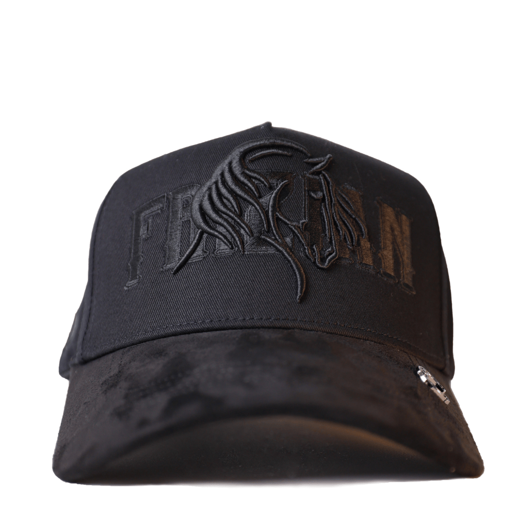Gorra negra vista frontal con bordado de caballo.