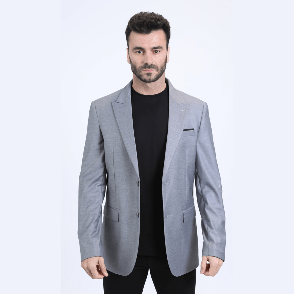 Modelo masculino con saco plateado de corte moderno.