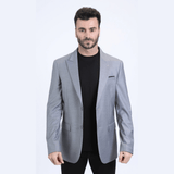 Modelo masculino con saco plateado de corte moderno.