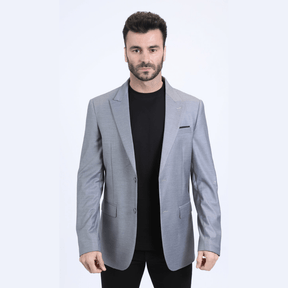 Modelo masculino con saco plateado de corte moderno.