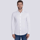 Camisa blanca de manga larga, corte limpio y ajuste moderno.