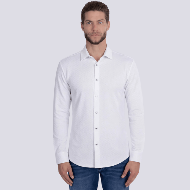 Camisa blanca de manga larga, corte limpio y ajuste moderno.