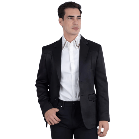 Hombre con traje negro y camisa blanca de frente.
