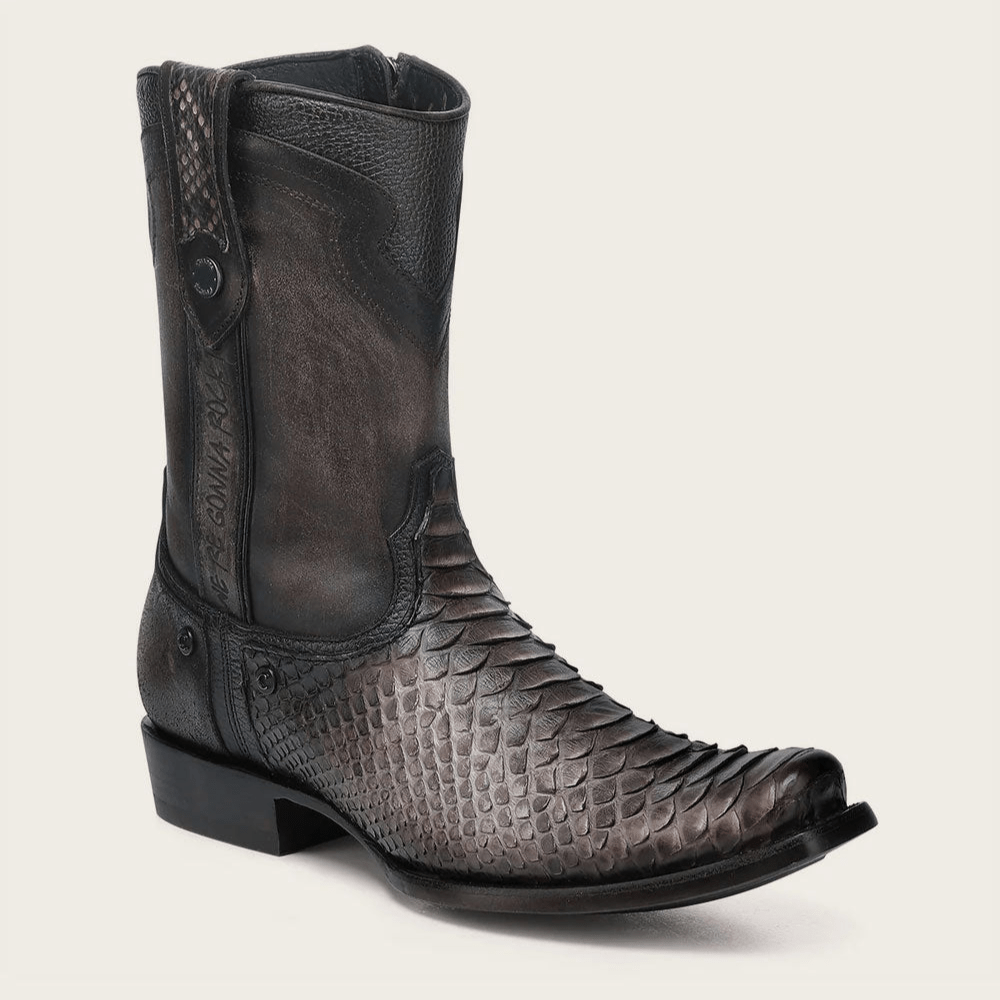 Bota de piel exótica en vista lateral, mostrando textura escamada.