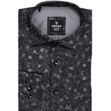Camisa doblada con detalle del diseño en tonos grises y botones.