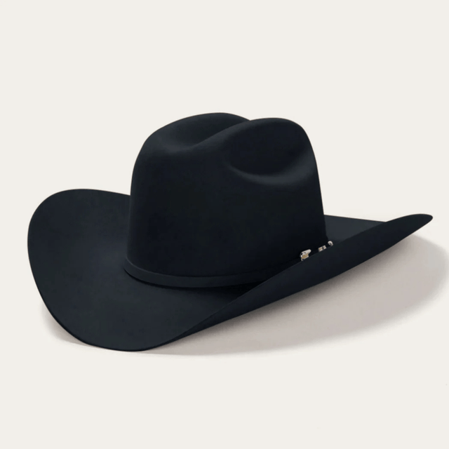 Sombrero vaquero en vista tres cuartos, mostrando la forma de la copa y el ala.