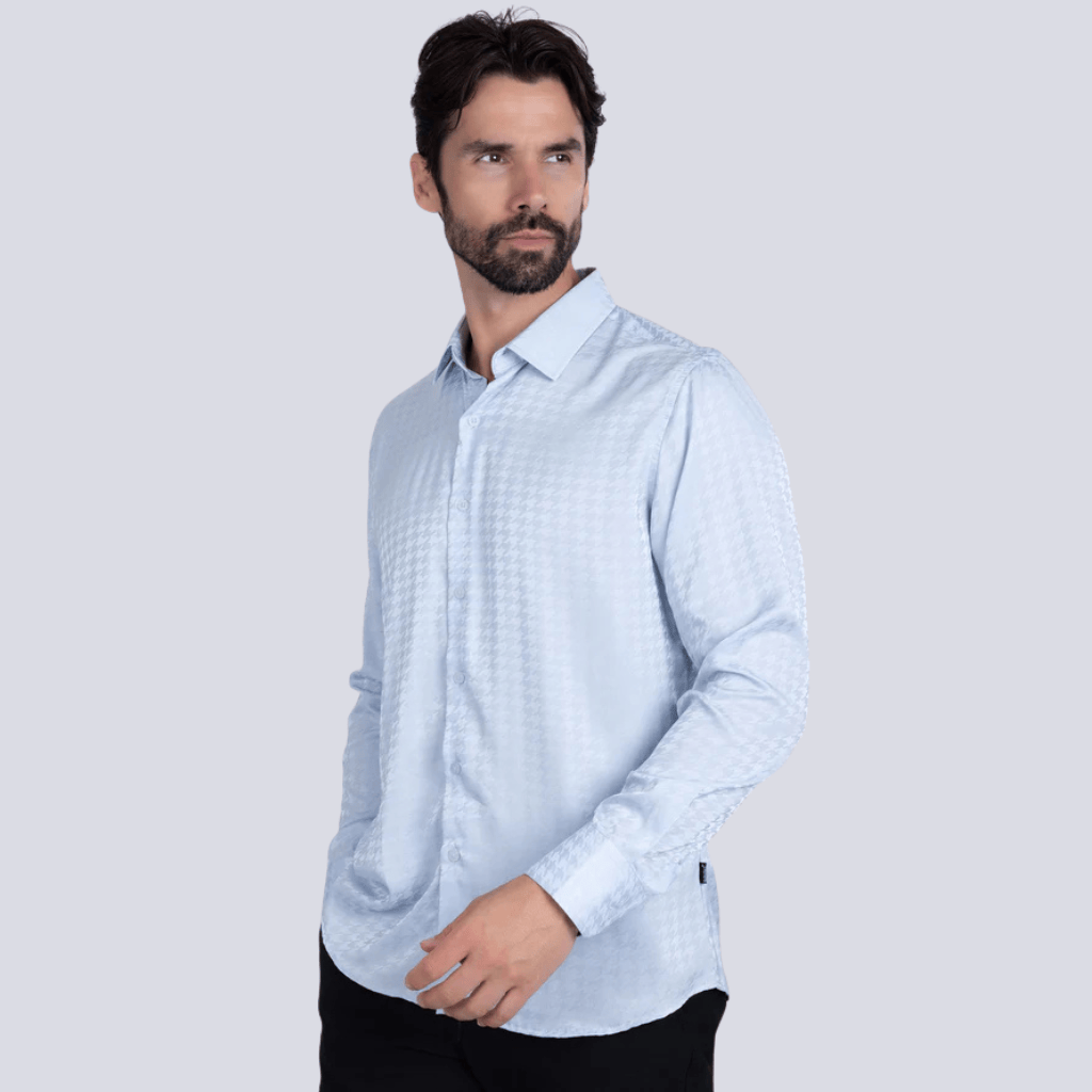 Vista lateral de la camisa mostrando el ajuste estilizado y moderno.