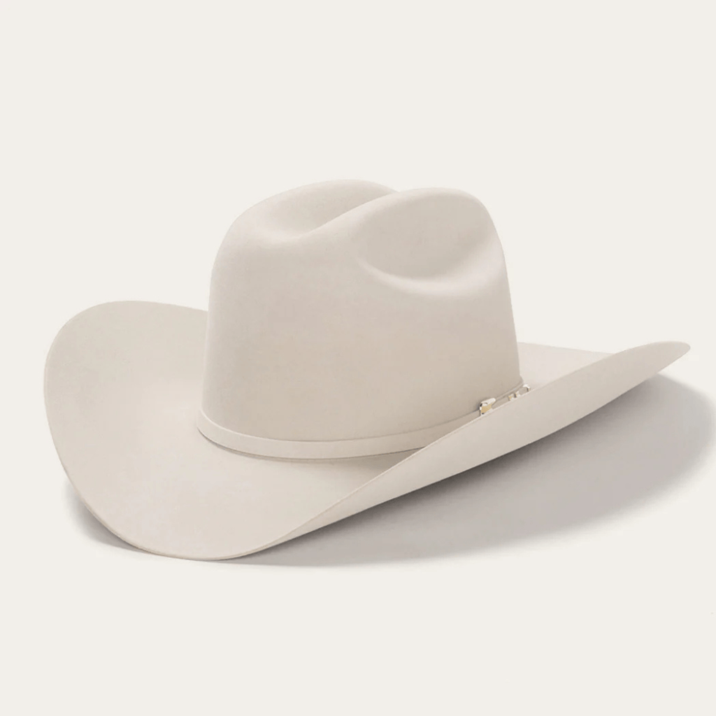 Sombrero vaquero en vista tres cuartos, mostrando la forma de la copa y el ala.