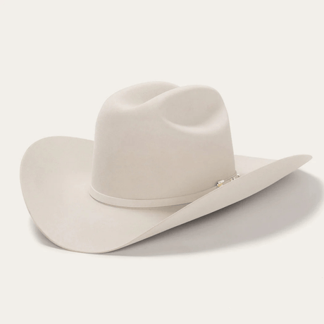 Sombrero vaquero en vista tres cuartos, mostrando la forma de la copa y el ala.