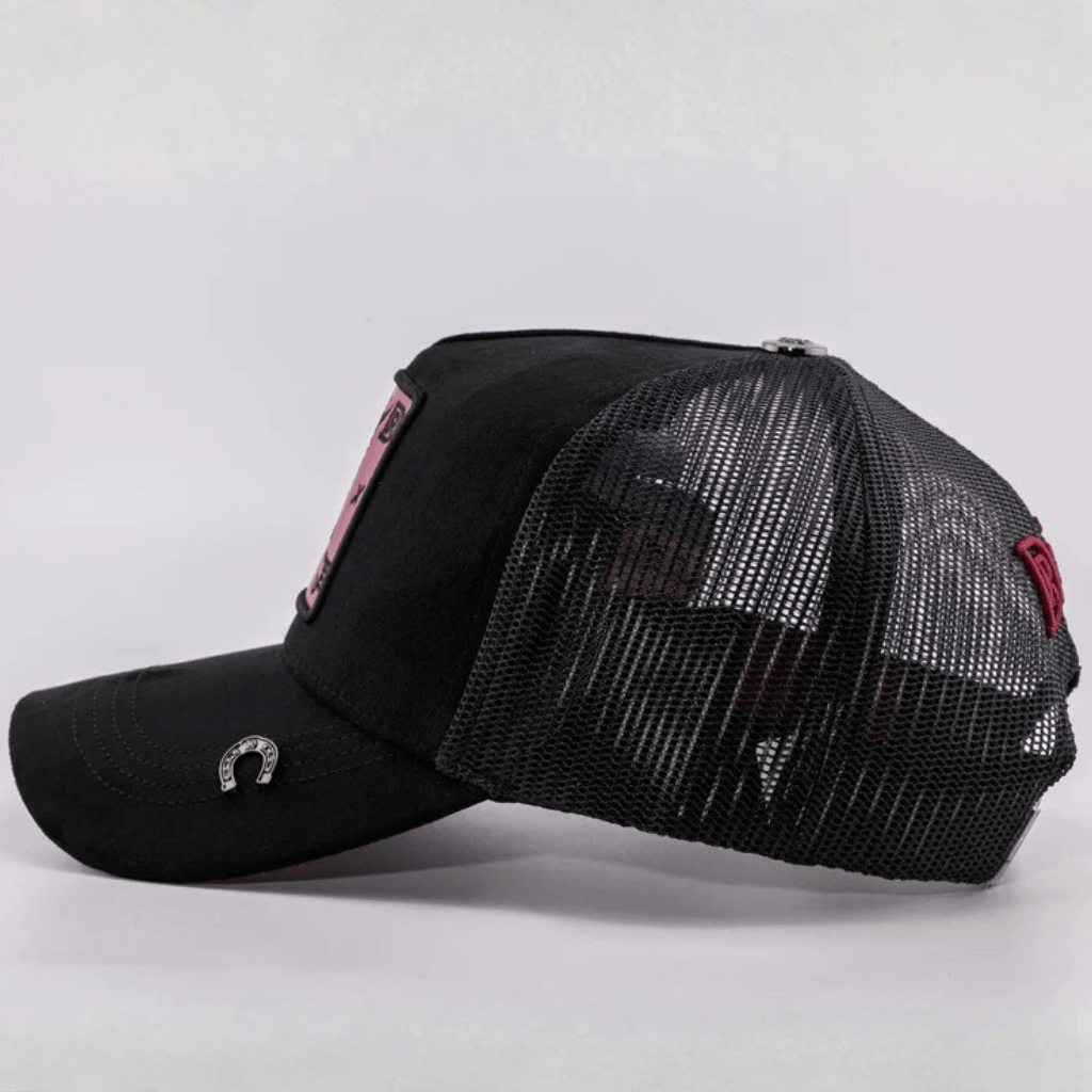 Vista lateral mostrando la malla y la visera curva.