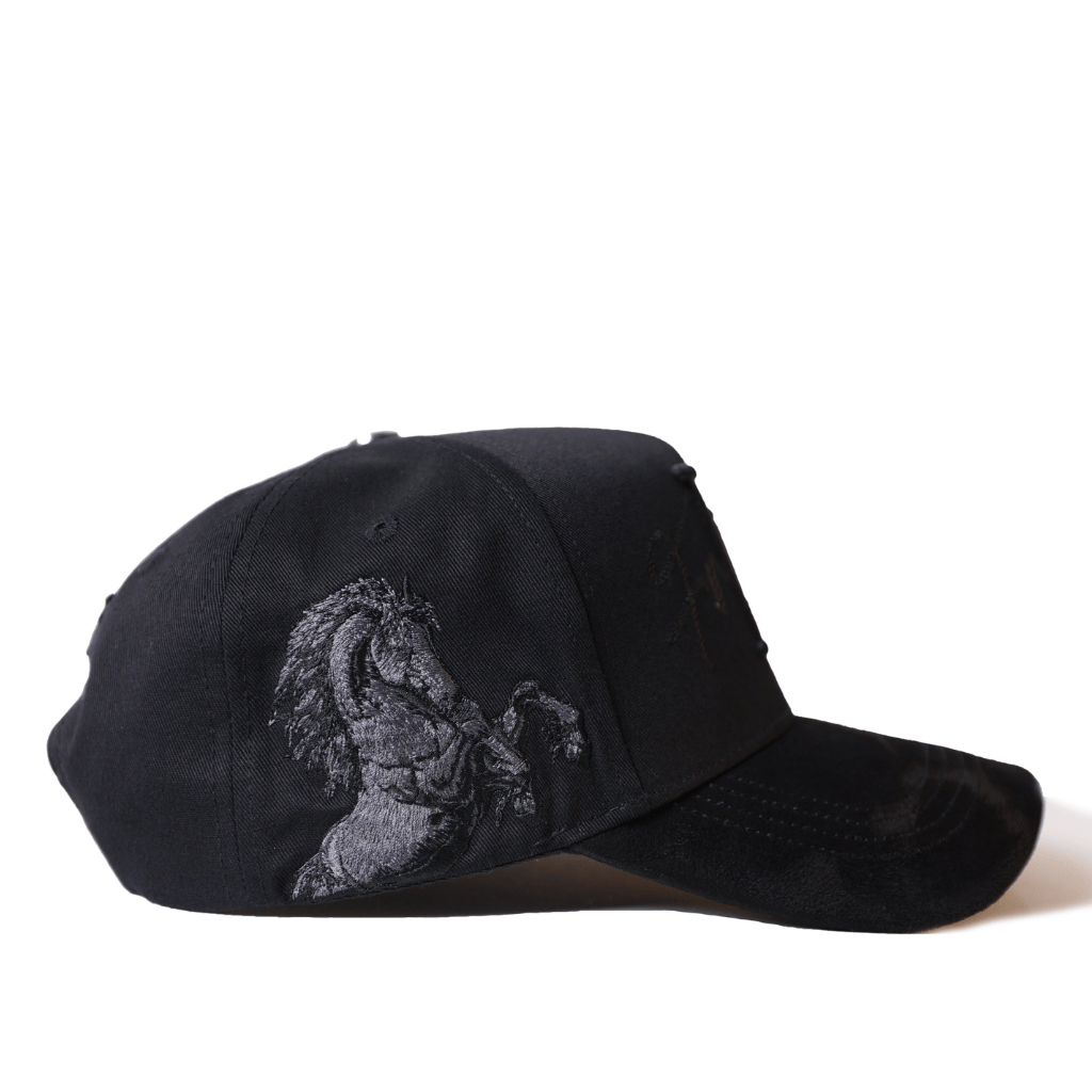 Vista lateral izquierda con bordado de caballo frisón.