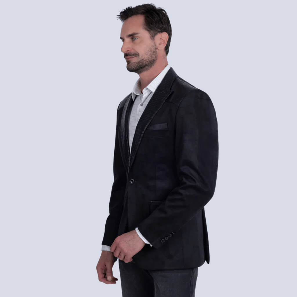 Vista lateral del blazer mostrando el ajuste estilizado.