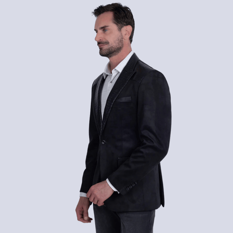 Vista lateral del blazer mostrando el ajuste estilizado.