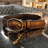 Vista lateral que resalta las incrustaciones y textura de la piel.