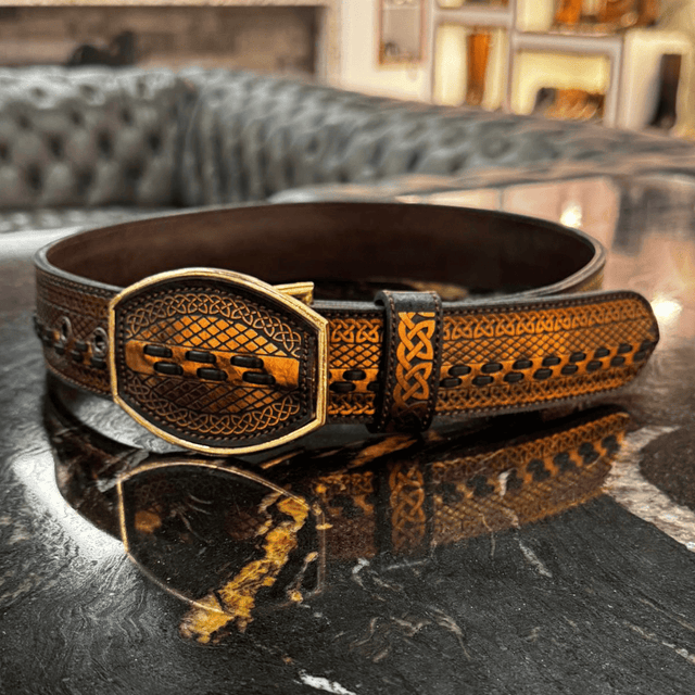 Vista lateral que resalta las incrustaciones y textura de la piel.