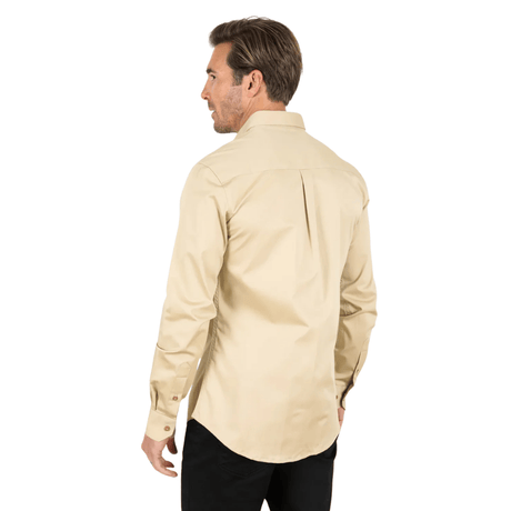 Vista trasera mostrando ajuste moderno y silueta estilizada.