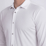 Detalle de la camisa: textura sutil, botones y cuello bien estructurado.