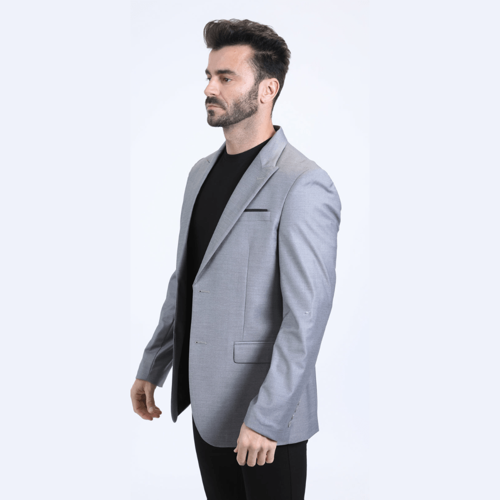 Perfil del modelo, resaltando el corte slim fit y el brillo sutil del tejido.