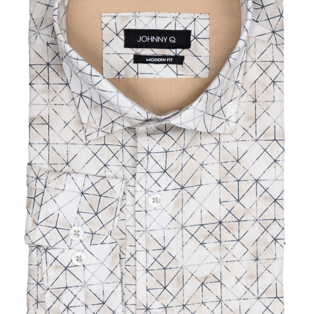 Primer plano del cuello con detalle del estampado geométrico.