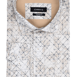 Primer plano del cuello con detalle del estampado geométrico.