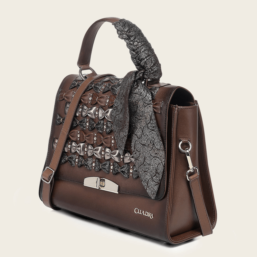 Vista en ángulo que muestra el diseño tridimensional de los moños.